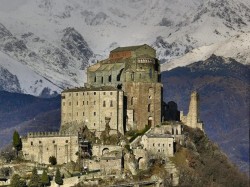 2. Валь-ди-Суза (Италия) - монастырь Св. Архангела Михаила