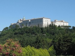 1. Фьюджи (Италия) - аббатство Монте Кассино