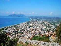Побережье Одиссея (Италия) - панорама города Террачина