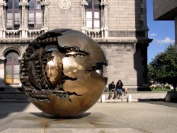 2. Дублін - скульптура «Сфера ўнутры сферы»