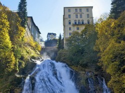 2. Бад Гастайн (Австрия) - водопад в городе 