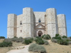 2. Апулія (Італія) - замак Кастэль-дэль-Монтэ