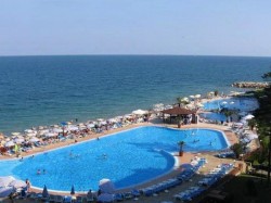 2. Солнечный день (Болгария) - бассейн отеля рядом с пляжем