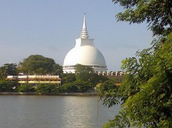 3. Калутара (Шри-Ланка) - Ступа Гангатилака Вихар