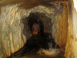 2. Эйнсворт Хот Спрингс (Канада) - термальный бассейн в пещере