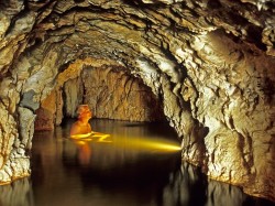 1. Эйнсворт Хот Спрингс (Канада) - термальный бассейн в пещере