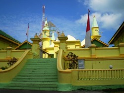 1. Бинтан (Индонезия) - мечеть султана Риау