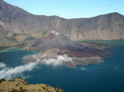 2. Ломбок (Индонезия) - вулканическое озеро Сегара Анак