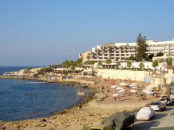 Аура (Мальта) - камяністы пляж