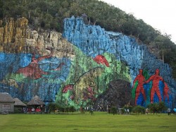 2. Куба - гигантская «доисторическая фреска» художника Леовихильдо Гонсалеса 