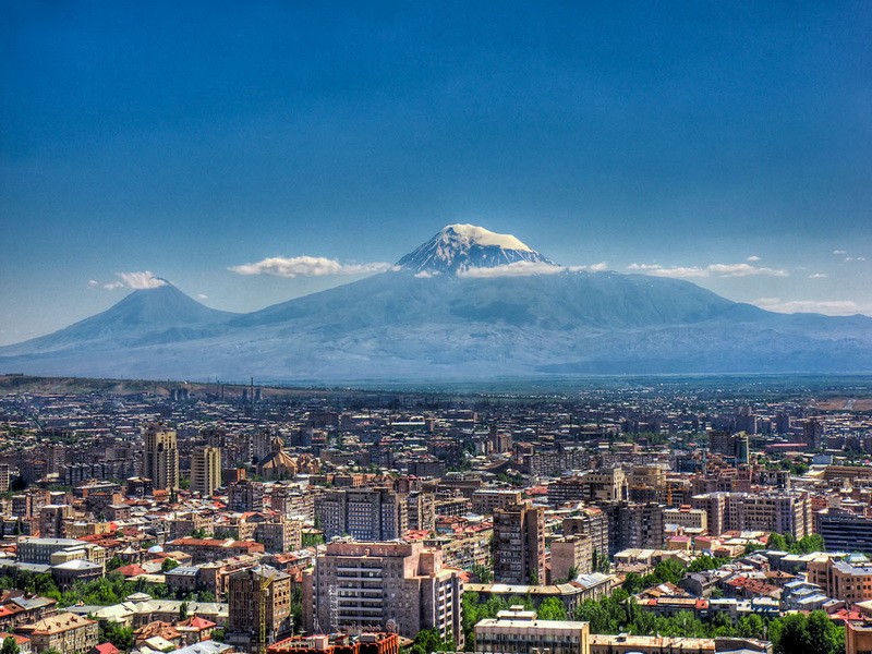 1. Армения - панорама города Ереван 