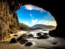 Новая Зеландия - пещера на пляже