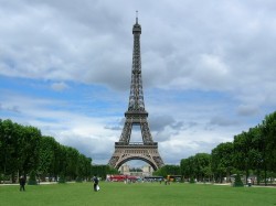 1. Франция — Эйфелева башня