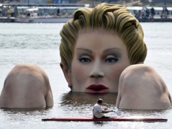 4. Гамбург - Статуя женщины в озере Альстер