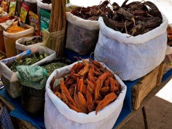4. Пуно - Специи и листья коки на рынке в Пуно