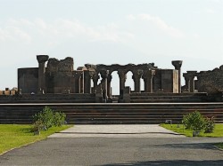 Руины храма Звартноца