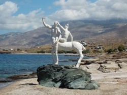 4. Эвия (Греция) - статуя на пляже Мпоурос, Каристос