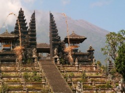 1. Бали (Индонезия) - индуистский храм Пура Бесаки