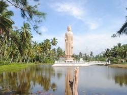 1. Хиккадува (Шри-Ланка) - статуя Будды в честь погибшим в результате цунами 2004 года
