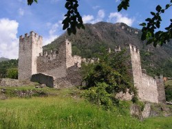 2. Бормио (Италия) - средневековый замок в Грозио