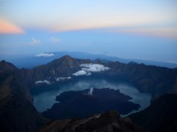 1. Ломбок (Индонезия) - кальдера вулкана Ринджани