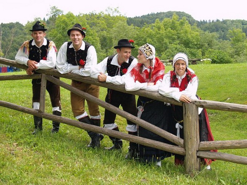 Исконные жители. Словения население словенцы. Словения национальный костюм. Словенцы народ. Словения народный костюм.