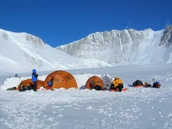 4. Антарктида - лагерь под массивом Винсона
