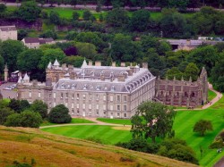 Великобритания - дворец Холируд в Эдинбурге