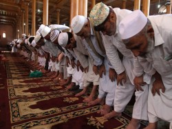 3. Иран - молитва в мечети