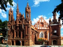 2. Литва – Костел Св. Франциска и Бернардина в Вильнюсе