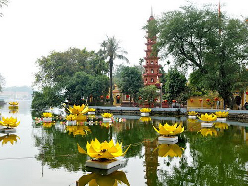 Ханой рассказ. Пагода Чанкуок Вьетнам. Пагода Чанкуок Ханой. Вьетнам столица Ханой.